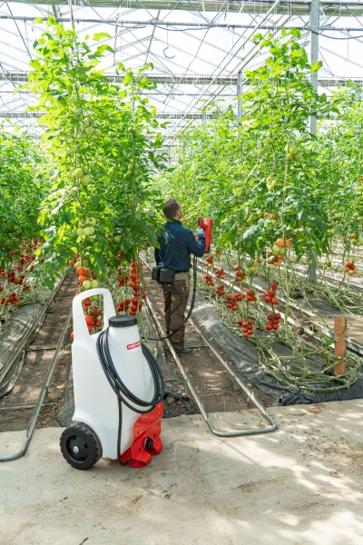 Der Betrieb des Sprühgebläses erfolgt über zwei nebeneinander befestigten 18 Volt Akkupacks aus der Cordless Alliance Familie (CAS)