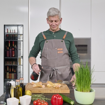 Marinaden aus Öl, Säften und Flüssigwürzmischungen lassen sich mit dem Grill Star sparsam und gleichmäßig verteilen