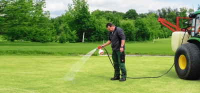 Boden vor und nach dem Ausbringen kräftig wässern, dank der Klarwasser-Einstellung am AquaNemix ganz einfach