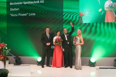 Peter Hölzer, Vertriebsleiter Deutschland, nimmt den Preis entgegen (Quelle: taspoawards.de) Personen v.l.n.r.: Arno Zerhusen (Verkaufsleiter Pöppelmann), Kirsten Hölzer (Birchmeier), Peter Hölzer, Judith Rakers